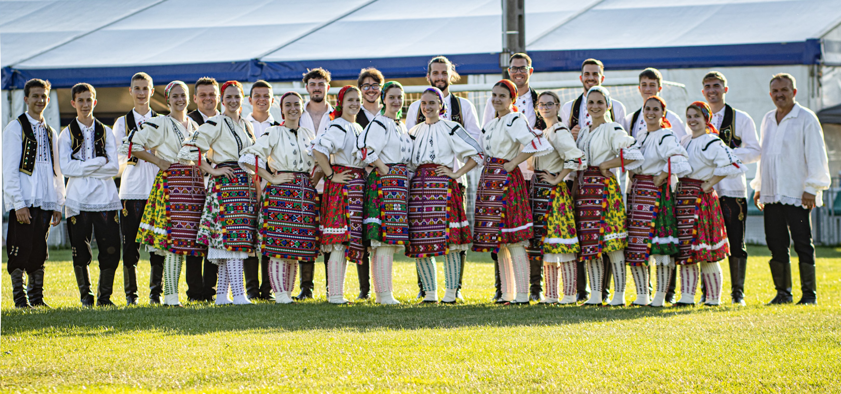 Tánccsoport fellépés a színpadon