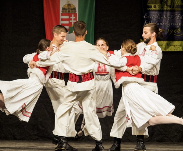 Lendületes forgás a színpadon